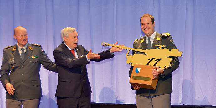 Präsident Rheintalischer Offiziersverein erhält Power Award der Pz Br 11